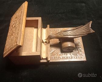 Distributore di sigarette vintage a forma di uccel