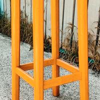 Sgabello in legno come nuovo mai usato.