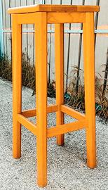 Sgabello in legno come nuovo mai usato.