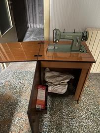 Macchina da cucire antica