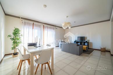 4 vani 125 mq P. Auto e Cantina. Uditore