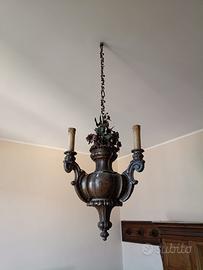 Lampadario d'epoca in legno intagliato