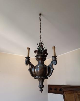 Lampadario d'epoca in legno intagliato