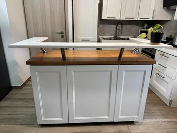 Isola cucina con mensola rialzata in corian