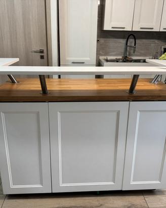 Isola cucina con mensola rialzata in corian