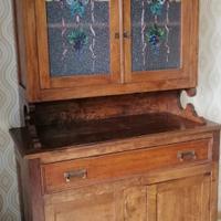 Credenza lavorata in legno con decorazioni