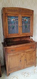 Credenza lavorata in legno con decorazioni