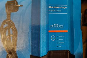 Victron energi 12V 30A 3 uscite