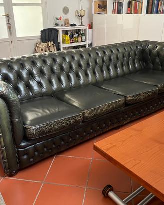 Divano pelle Chesterfield 4 posti con poggiapiedi