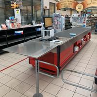 Banconi cassa con rullo traportatore e computer