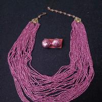 collana e orecchini di colore lilla