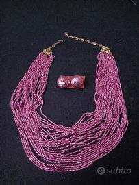 collana e orecchini di colore lilla