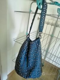 Borsa in pelle e borchie Tosca Blu