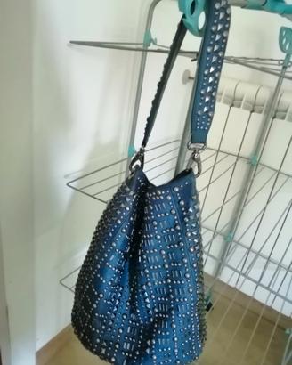 Borsa in pelle e borchie Tosca Blu