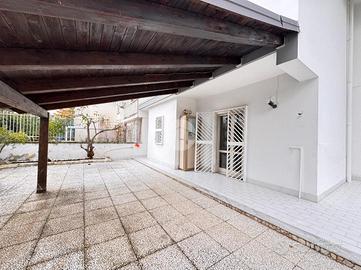 VILLA A SCHIERA D'ANGOLO A MARANO DI NAPOLI