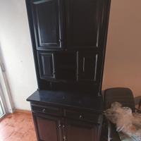 Mobile in legno scuro