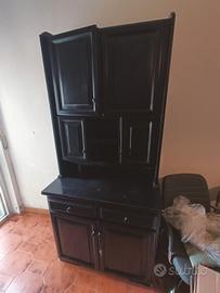 Mobile in legno scuro