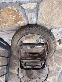 Vespa portapacchi con ruota originale
