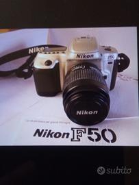 Fotocamera Nikon F50 con obiettivo e cavalletto