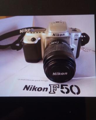 Fotocamera Nikon F50 con obiettivo e cavalletto
