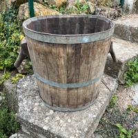 Antico mastello in legno per raccolta olive