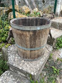 Antico mastello in legno per raccolta olive