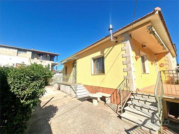 CASA INDIPENDENTE SU 4 LATI AMPI SPAZI E CORTILE
