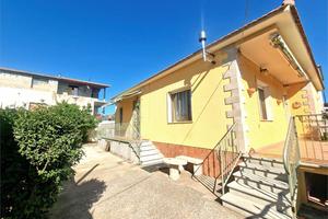CASA INDIPENDENTE SU 4 LATI AMPI SPAZI E CORTILE