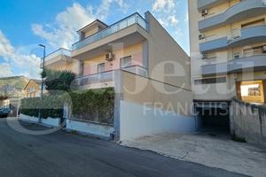 Proprietà indipendente in zona industriale L/19