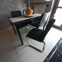 tavolo completo di  4 sedie e 2 sgabelli + mobilet