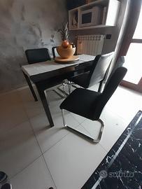 tavolo completo di  4 sedie e 2 sgabelli + mobilet