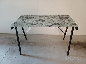 scrivania con piano in vetro 