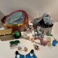 Lotto oggetti vintage in scatola di latta