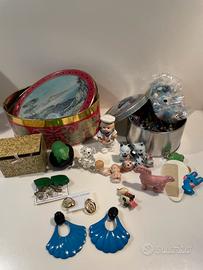 Lotto oggetti vintage in scatola di latta