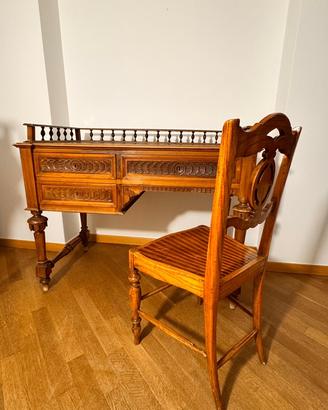 Vecchia scrivania con sedia in massello noce biond