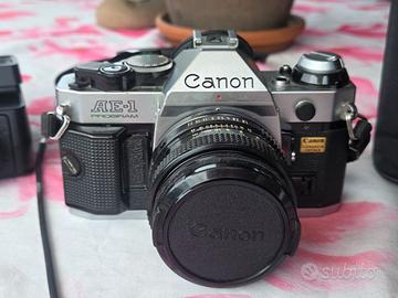 Macchina fotografica Canon AE- 1 Progress  + flash