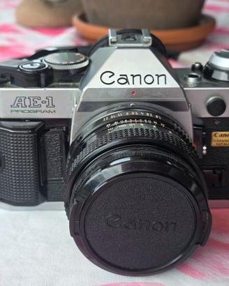 Macchina fotografica Canon AE- 1 Progress  + flash
