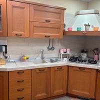 Cucina con elettrodomestici