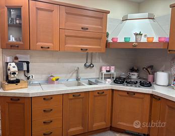 Cucina con elettrodomestici