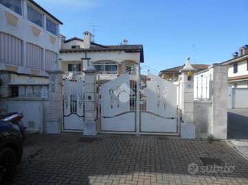 3 LOCALI A COMACCHIO