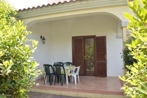 Trilocale centrale con giardino e posto auto