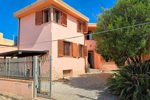 Casa indipendente trilivelli con cortile