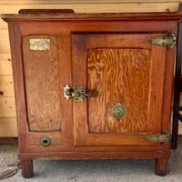 Antica ghiacciaia in legno massello