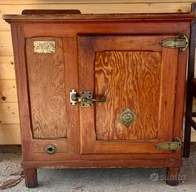 Antica ghiacciaia in legno massello