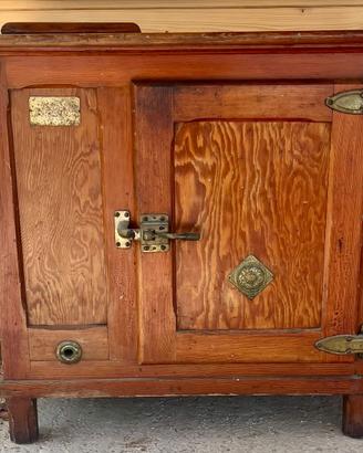 Antica ghiacciaia in legno massello