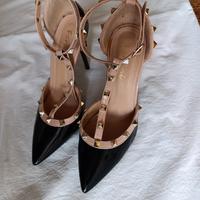 décolleté vernice nero e nude con borchie 