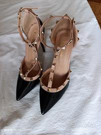 décolleté vernice nero e nude con borchie 