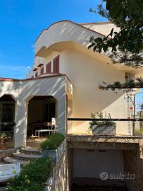 Prestigiosa villa unifam. 3 liv. e accesso al mare