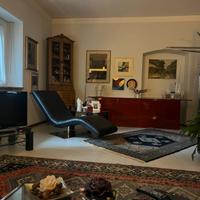 Chaise longue in pelle nera