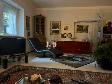 Chaise longue in pelle nera